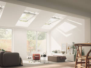 Das Fenster «Active with Netatmo» verfügt über eine intelligente Steuereinheit, die auf Online-Wettervorhersagen, Innen- und Aussensensoren sowie Inputs via App reagiert. Damit öffnet sich das Fenster automatisch, wenn gelüftet werden sollte, lässt bei praller Sonne die Storen herunter und schliesst sich, wenn es regnet. Velux.