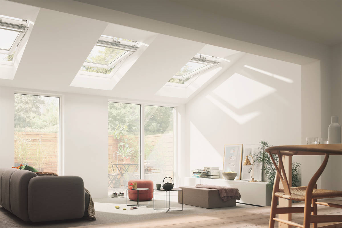 Das Fenster «Active with Netatmo» verfügt über eine intelligente Steuereinheit, die auf Online-Wettervorhersagen, Innen- und Aussensensoren sowie Inputs via App reagiert. Damit öffnet sich das Fenster automatisch, wenn gelüftet werden sollte, lässt bei praller Sonne die Storen herunter und schliesst sich, wenn es regnet. Velux.