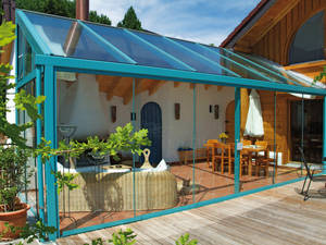 Wintergärten in Aluminium passen sich jeder Architektur an und bieten rund ums Jahr mehr Lebensraum. Zubag.