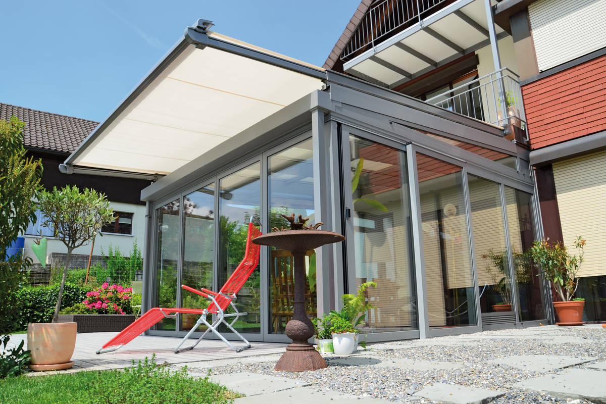 Mit Glaselementen, die sich mühelos um die Ecke schieben lassen, wird aus dem Winter- auch ein Sommergarten. Movitec.