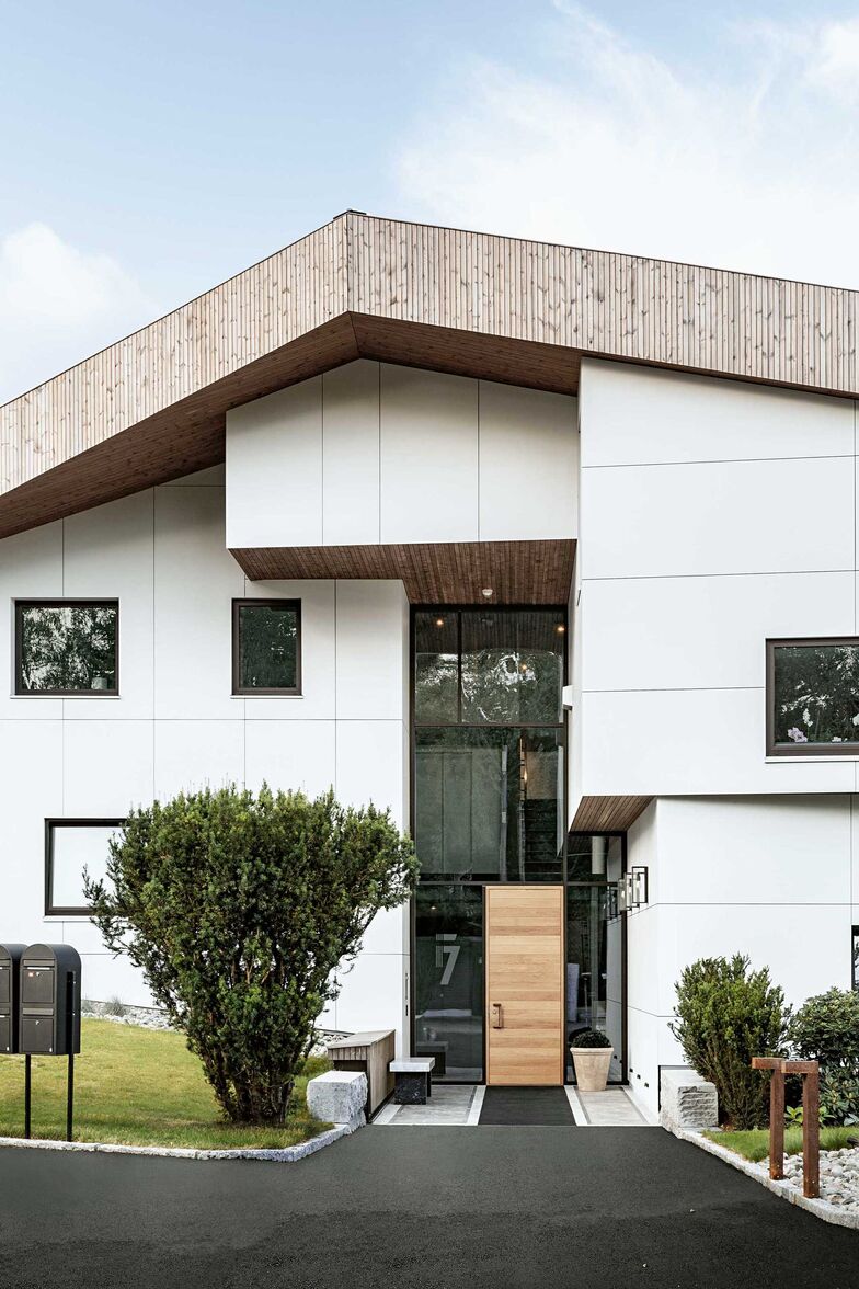 Auch das Rundherum muss stimmen: Dank der verdeckt montierten Befestigungssysteme für grossformatige Platten an Fassaden wirken letztere ruhig und elegant. Eternit Schweiz AG, www.eternit.ch