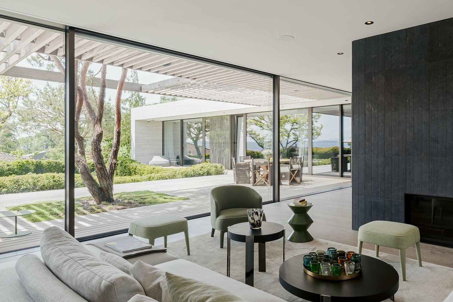 Das boden- und deckenbündige Glasfassadensystem mit grossflächigen Schiebefenstern überzeugt ästhetisch, technisch und funktional. Das patentierte Dichtungskonzept gewährleistet dabei beste Isolation. www.air-lux.com