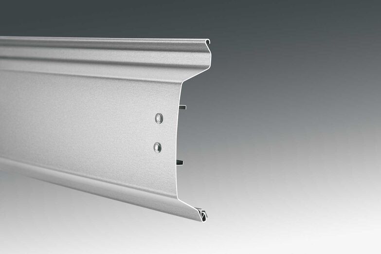 Mit «Green Aluminium» senkt das Sonnenschutzunternehmen die CO2-Emissionen deutlich. Gleichzeitig bleiben die positiven Eigenschaften von Aluminium wie Witterungsbeständigkeit, Leichtigkeit, Stabilität oder gute Recyclingfähigkeit erhalten. www.griesser.ch