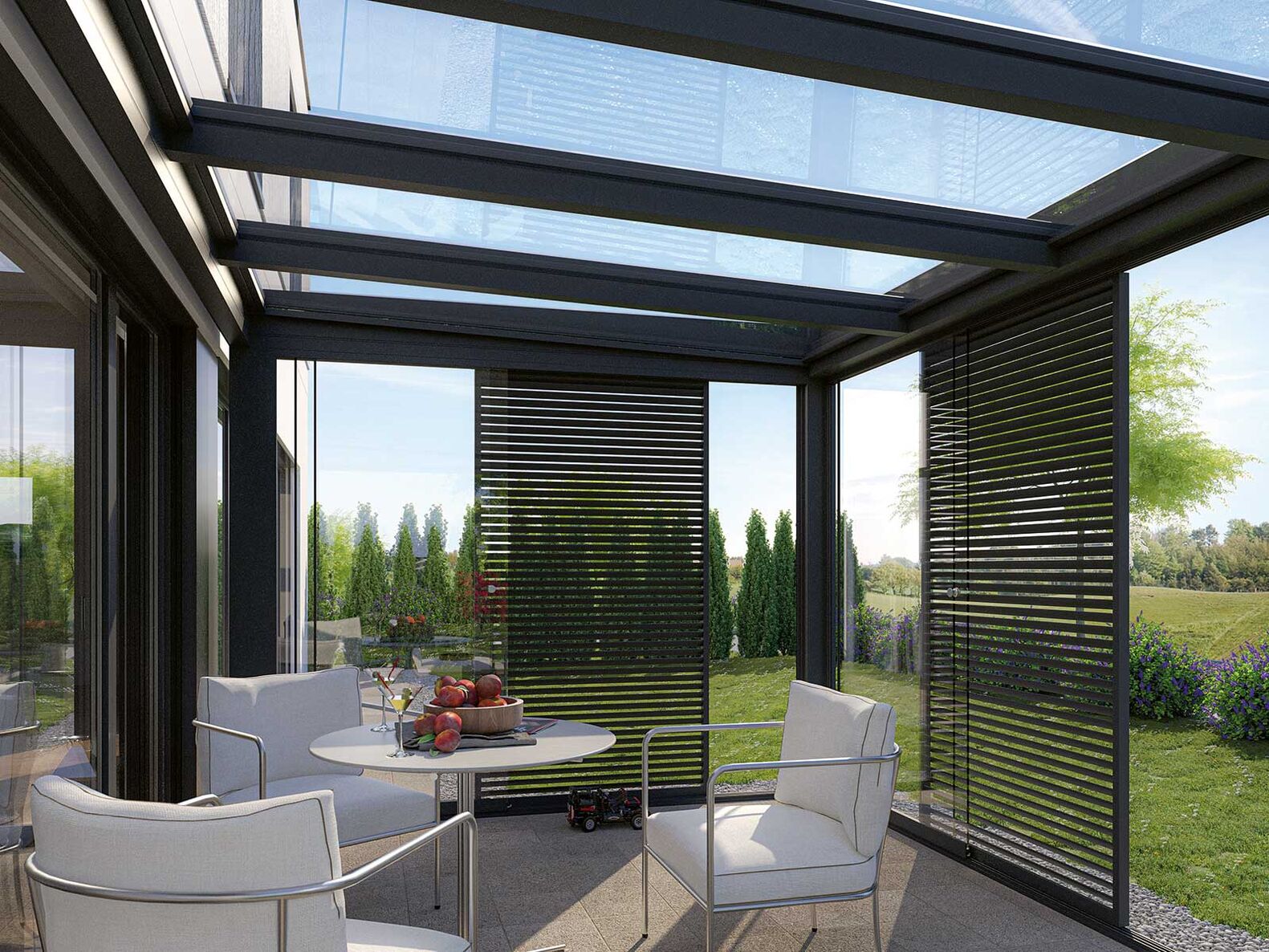 Sonnen- und Regenschutz in einem: Die Glasschiebewand «GSW 17» überzeugt mit einzeln schiebbaren Flügeln. Als Sonnenschutz können verstellbare Beschattungspaneele eingesetzt werden. www.neomat.ch