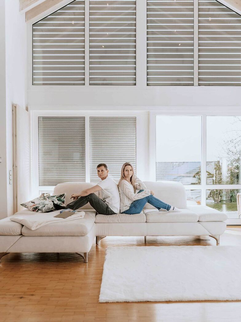 Gerade, runde, halbrunde, schräge oder spitze Fenster? Die Aluminium-Spezialrollläden beschatten jegliche Art von Fenster. Die Rollläden sind sowohl in vollständig verdunkelnden als auch lichtdurchlässigen Ausführungen erhältlich. www.schanz.com