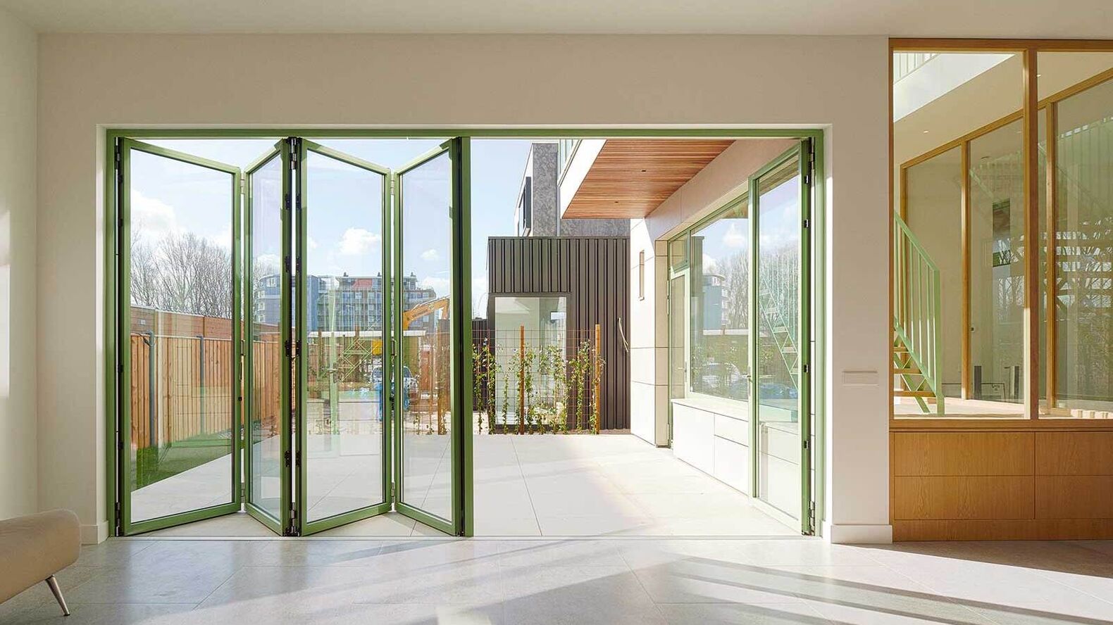 Im Ziehharmonika-Prinzip werden die Glaselemente der  über die gesamte Raumbreite aufgefaltet und als schmales Paket an der Seite verstaut. www.solarlux.ch