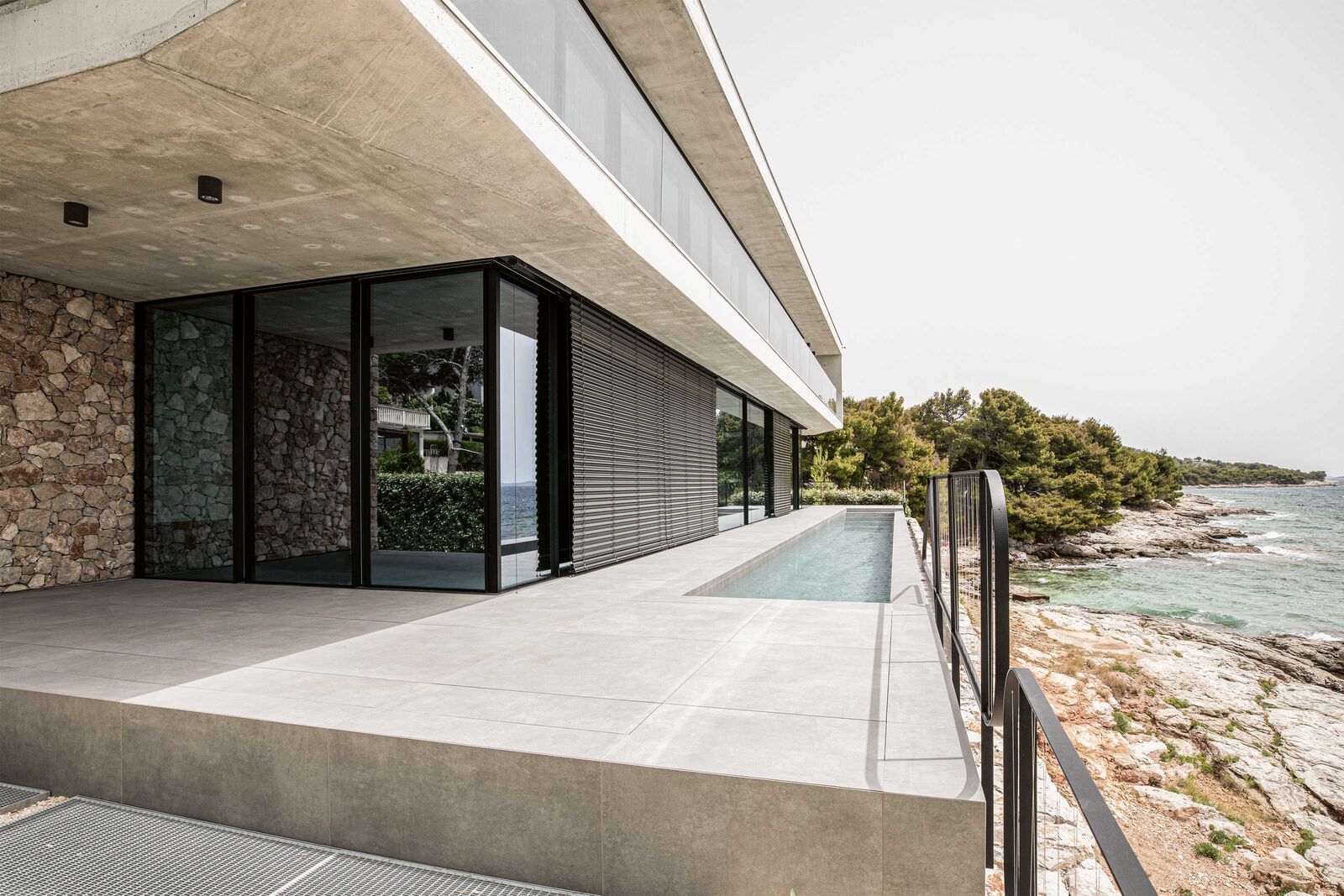 Systemischer Sonnenschutz ist fester Bestandteil moderner Bauten.