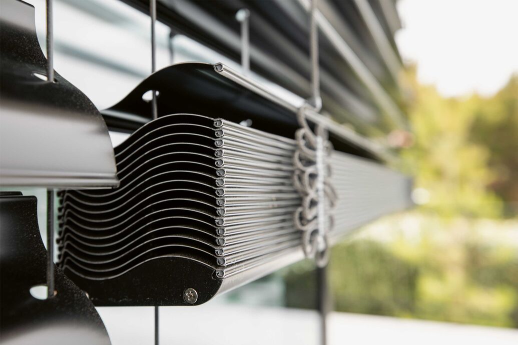 Raffstores mit randgebördelten C-, S- und Z-Lamellen sorgen für perfektes Licht – von angenehm hell bis nahezu ganz dunkel.