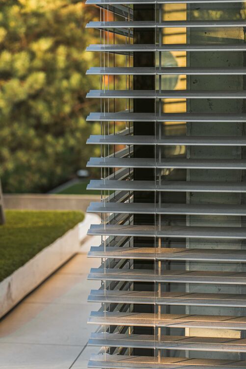 Raffstores mit randgebördelten C-, S- und Z-Lamellen sorgen für perfektes Licht – von angenehm hell bis nahezu ganz dunkel.