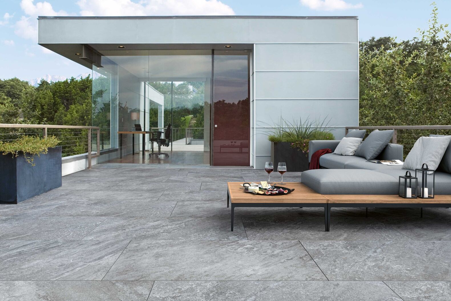 Sie ist pflegeleicht, rutschfest und verträgt hohe Temperaturunterschiede: Damit ist die Steinzeugplatte im Format 60 x 120 genau richtig für den Aussenbereich. Ganz Baukeramik AG, www.ganz-baukeramik.ch