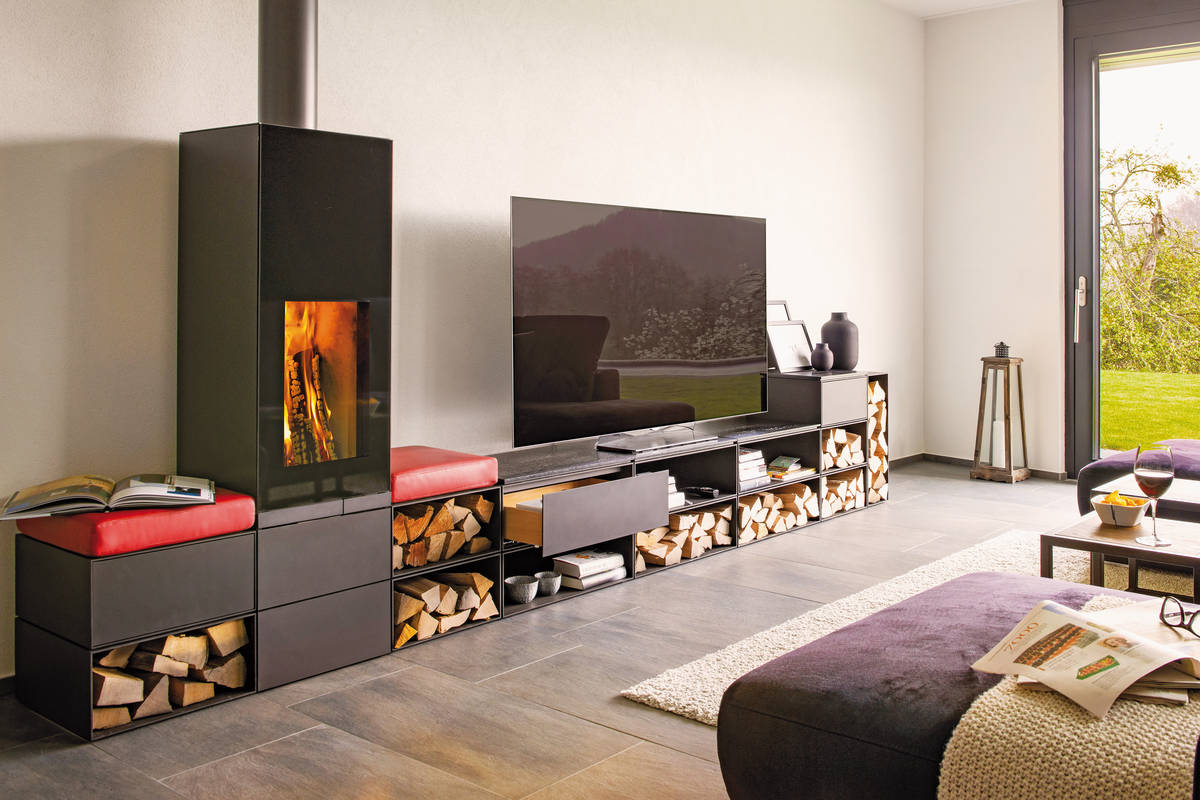 «T-Two» kombiniert ökologische Heiztechnik mit elegantem Design. Die Boxen in zwei unterschiedlichen Längen können in unzähligen Varianten miteinander kombiniert werden, so dass aus dem Speicherofen ein Möbelstück wird. Tiba.