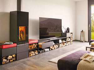 «T-Two» kombiniert ökologische Heiztechnik mit elegantem Design. Die Boxen in zwei unterschiedlichen Längen können in unzähligen Varianten miteinander kombiniert werden, so dass aus dem Speicherofen ein Möbelstück wird. Tiba.