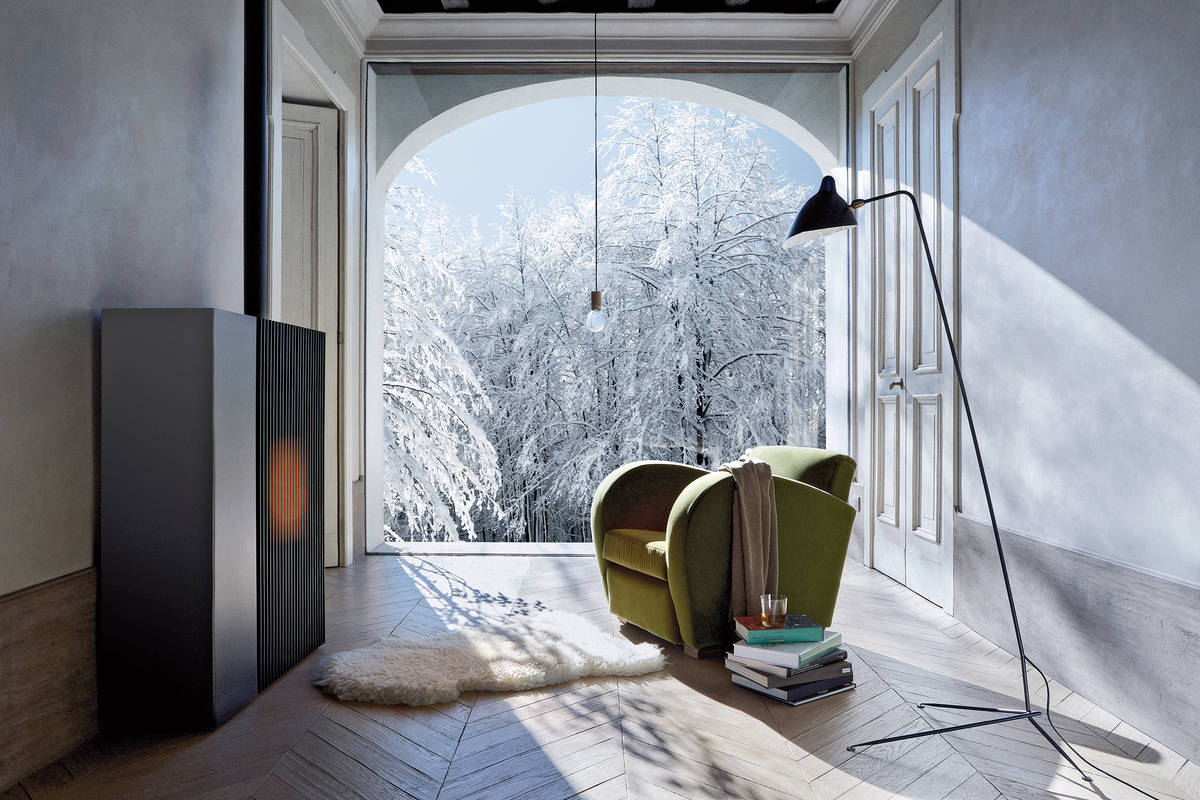 Beim Pelletofen «Reflex» ist die Flamme nicht direkt sichtbar. Die vertikalen Lamellen aus Aluminium verhindern nämlich den vollständigen Blick ins Feuer. MCZ.