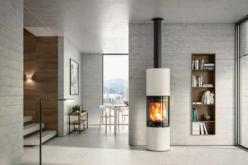So schlicht wie der Name ist auch sein Aussehen. «Si» passt in jede Einrichtung und bietet 180 Grad Feuersicht. Im Bild ist der Cheminéeofen in der Farbversion Gletscher. Ganz Baukeramik.