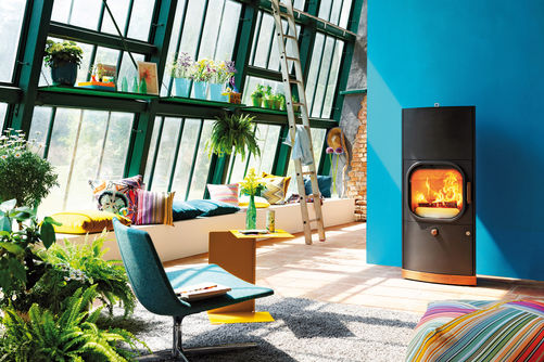 «Kylie Xtra» klingt jung und lässig und ist doch auch zeitlos schön: Die klassisch robuste Gusstüre steht im Gegensatz zu den weichen, fein verarbeiteten Holzelementen. Ein Wärmespeichersystem ist serienmässig eingebaut. Austroflamm.