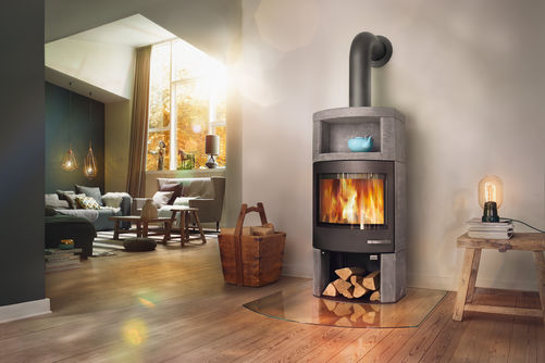 Ein klassischer Speicherofen in Speckstein oder Sandstein: Mit einer Speichermasse von bis zu 350 Kilogramm ist «Ator+» ein echtes Kraftwerk. Ein Wärmespeicher, der auch nach Stunden noch Wärme abgibt. Skantherm.