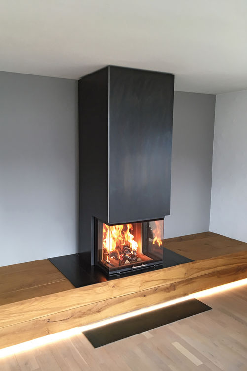 Diese Massanfertigung beweist Sinn fürs Handwerk und Leidenschaft fürs Feuer. «Utemas» ist ein einzigartiges Feuermöbel mit Bank aus Eichenholz. Baumann.