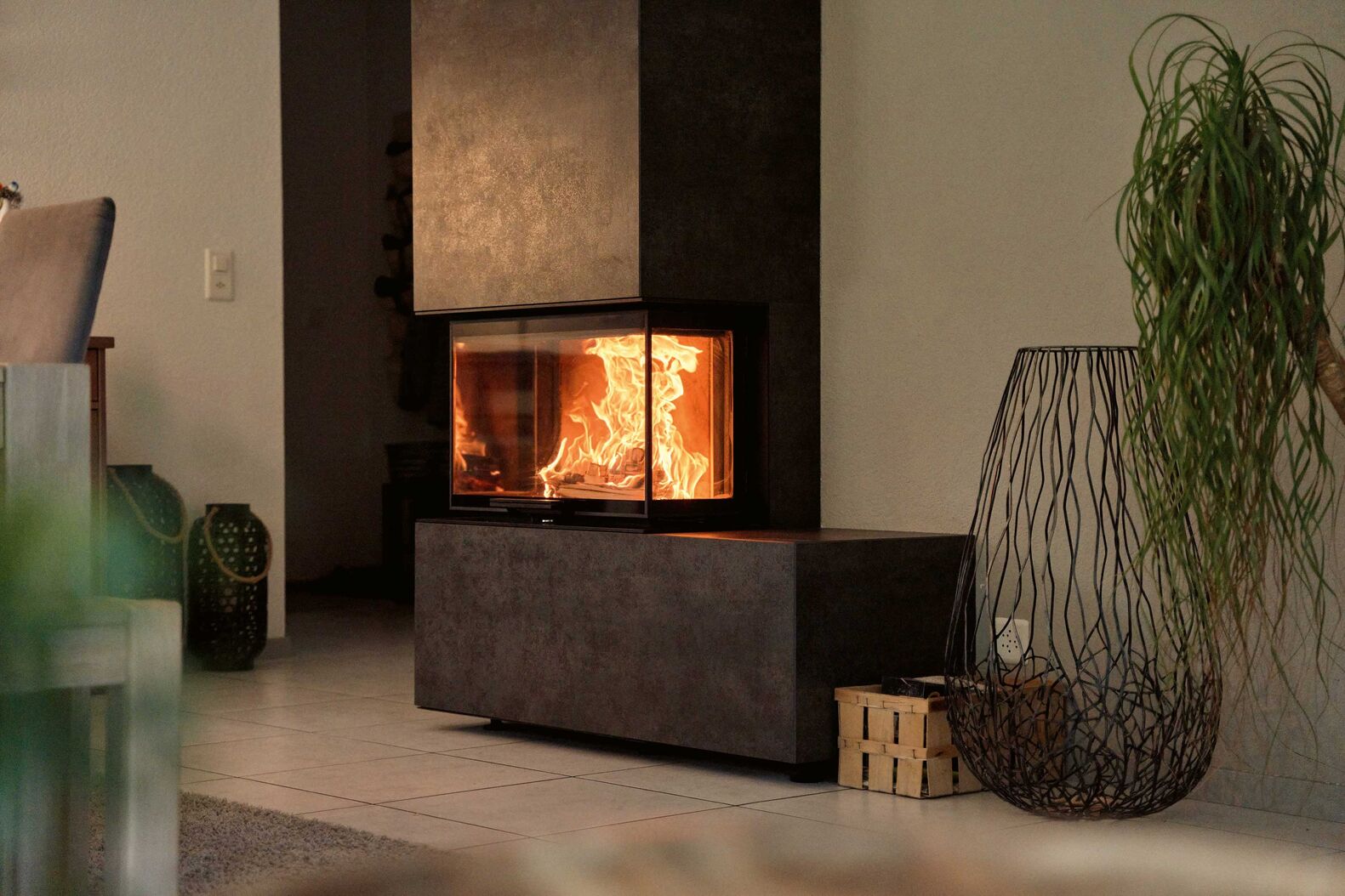 Die «neocube»-Serie umfasst insgesamt 16 verschiedene Modelle. Jedes Modell ist in acht hochwertigen Sinterkeramik-Oberflächen erhältlich. Alpinofen Gruppe