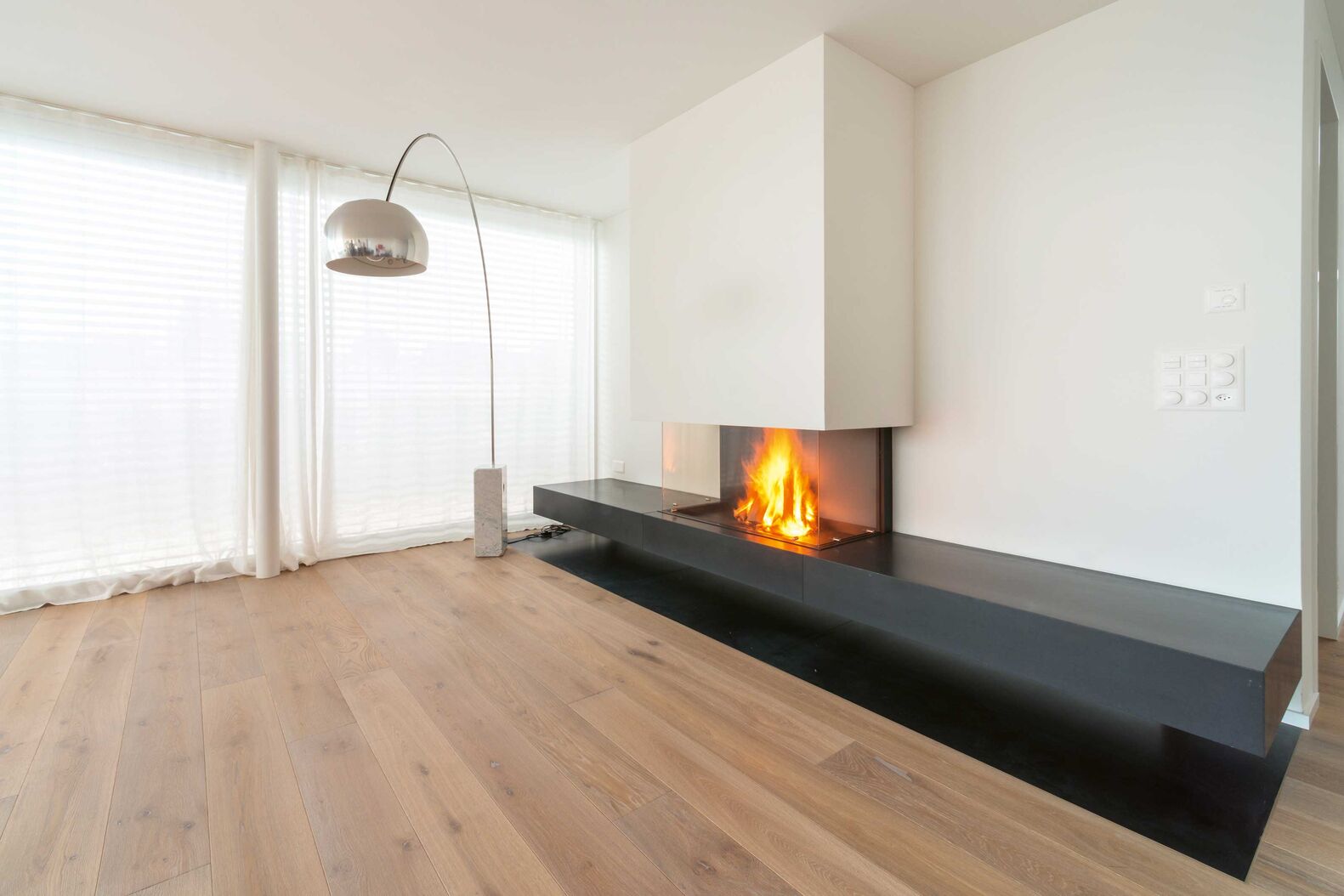 Maximale Sicht aufs flackernde Feuer geniesst man mit der rahmenlosen Serie «No limits». Die verlängerte Bankplatte wirkt clean und modern. Staffieri AG