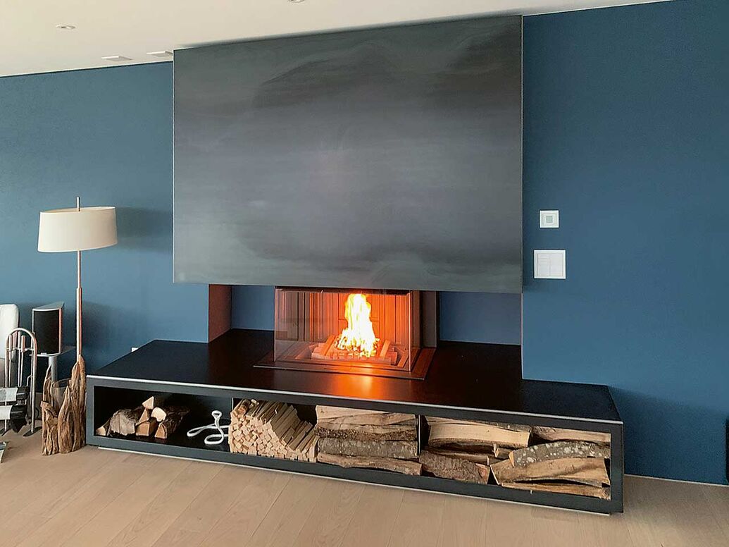 Das Markenzeichen der Baumann Cheminéeöfen GmbH, die die Cheminées ausschliesslich in der Schweiz fertigt, ist die mit Zunderstahl verkleidete Feuerstelle. Baumann Cheminéeöfen GmbH