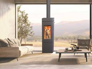 Die zwölf Millimeter dicke Stahlverkleidung, die edlen Lamellen und die klaren Linien verleihen dem Kaminofen Mönch aus dem Hause Hans Greub AG einen eleganten Look. Hans Greub.