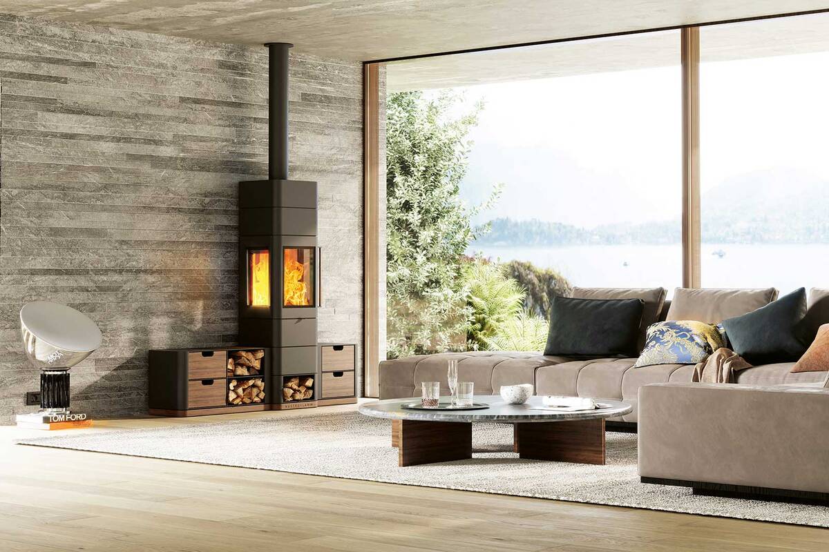 Imposante 170 Zentimeter hoch ist der Cheminéeofen «Stila» der Glutform AG. Seine Grösse hat aber keinerlei Einfluss auf sein elegantes Auftreten. Glutform.