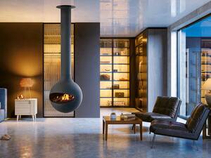 Sieht verdammt gut aus, ist emissionsfrei und bietet eine dreidimensionale Feuershow: Die Design-Feuerstellen von Focus verfügen über ein holografisches Bildschirmsystem mit echten Keramikscheiten. Das vertraute Geräusch von knisterndem Holz inklusive. Wirth & Schmid.