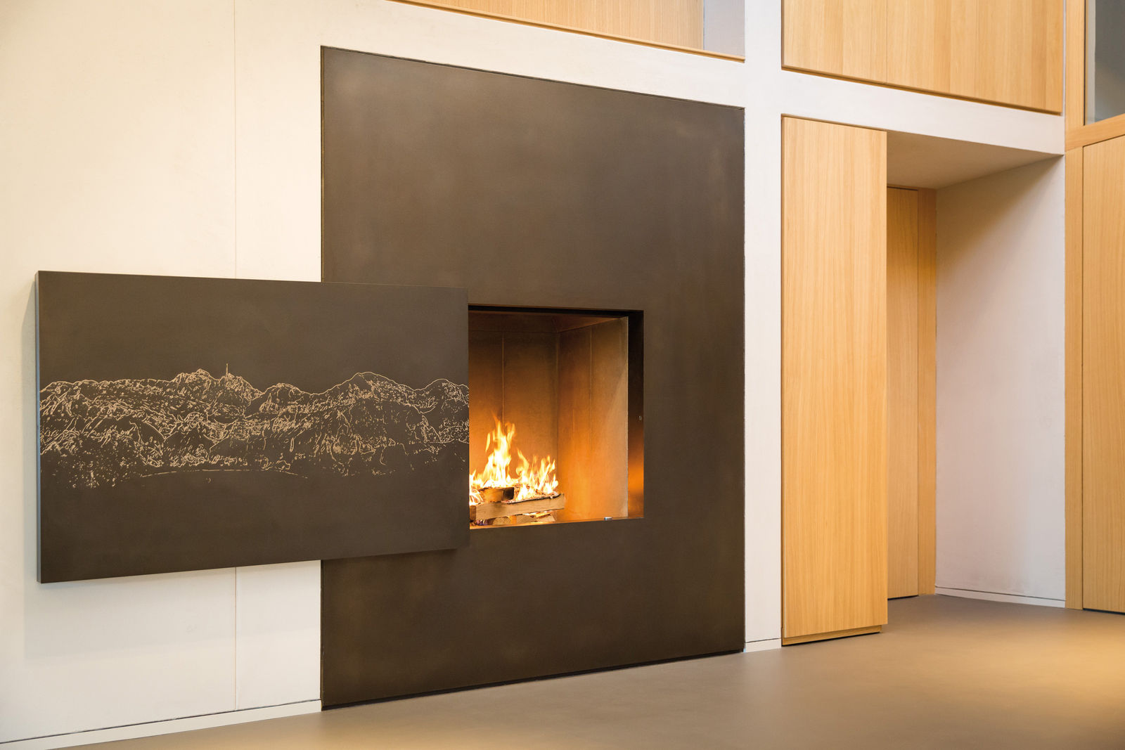 Die Schiebetüre ist mit dem Säntismotiv verziert und schmückt den Raum bei geöffnetem und geschlossenem Cheminée.