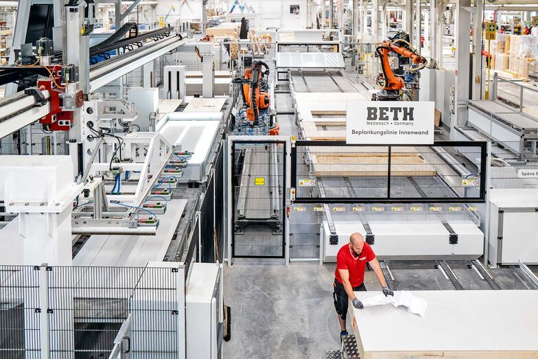 Durch die weitere Automatisierung der Prozesse im Werk können die Mitarbeiter verstärkt überwachende Aufgaben übernehmen.