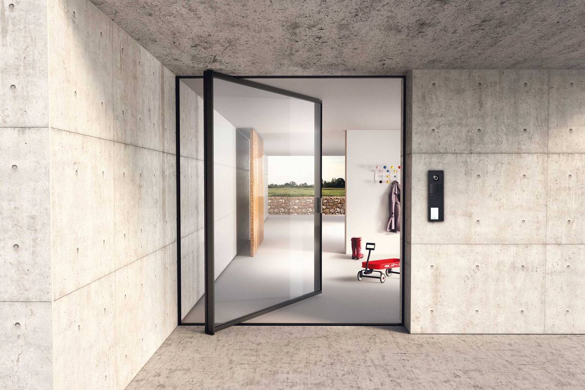 Ein leichter Druck auf den Griff von «Pivot» genügt und der Glasflügel schwingt elegant um den Drehpunkt. Sky-Frame.