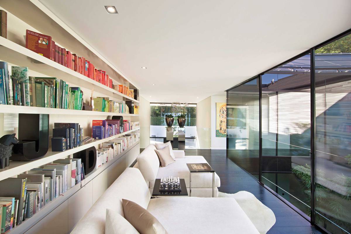 Die hochdämmenden Rahmenprofile fügen sich nahtlos in Wände, Boden und Decken ein und ermöglichen schwellenlose Übergänge. Swissfineline.