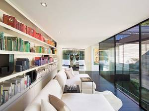 Die hochdämmenden Rahmenprofile fügen sich nahtlos in Wände, Boden und Decken ein und ermöglichen schwellenlose Übergänge. Swissfineline.