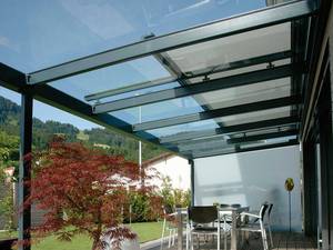 Glasdächer schützen ganzjährig vor Regen und mit der richtigen Beschattung auch vor der Sonne. Chromtech AI.