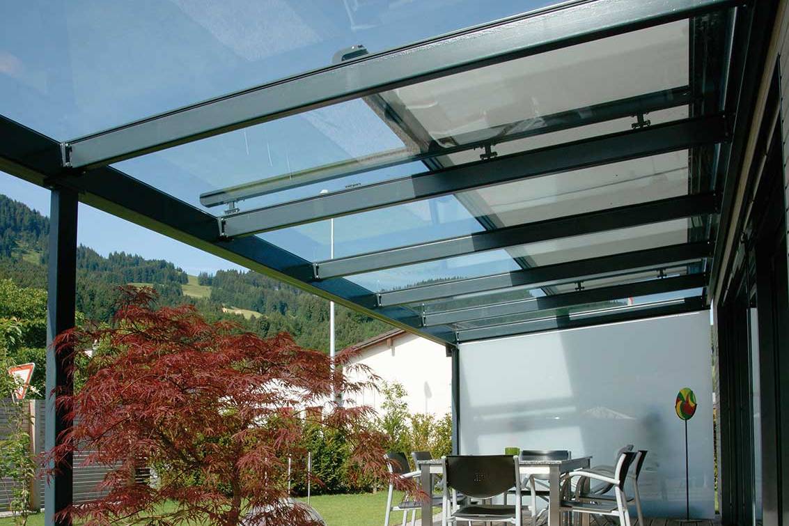 Glasdächer schützen ganzjährig vor Regen und mit der richtigen Beschattung auch vor der Sonne. Chromtech AI.