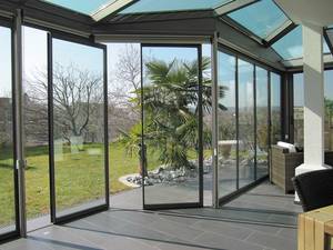 Das Schiebe-Drehsystem «Nucovista» wird hängend montiert. Das macht es barrierefrei und über Eck verschiebbar. Mobile Glas.