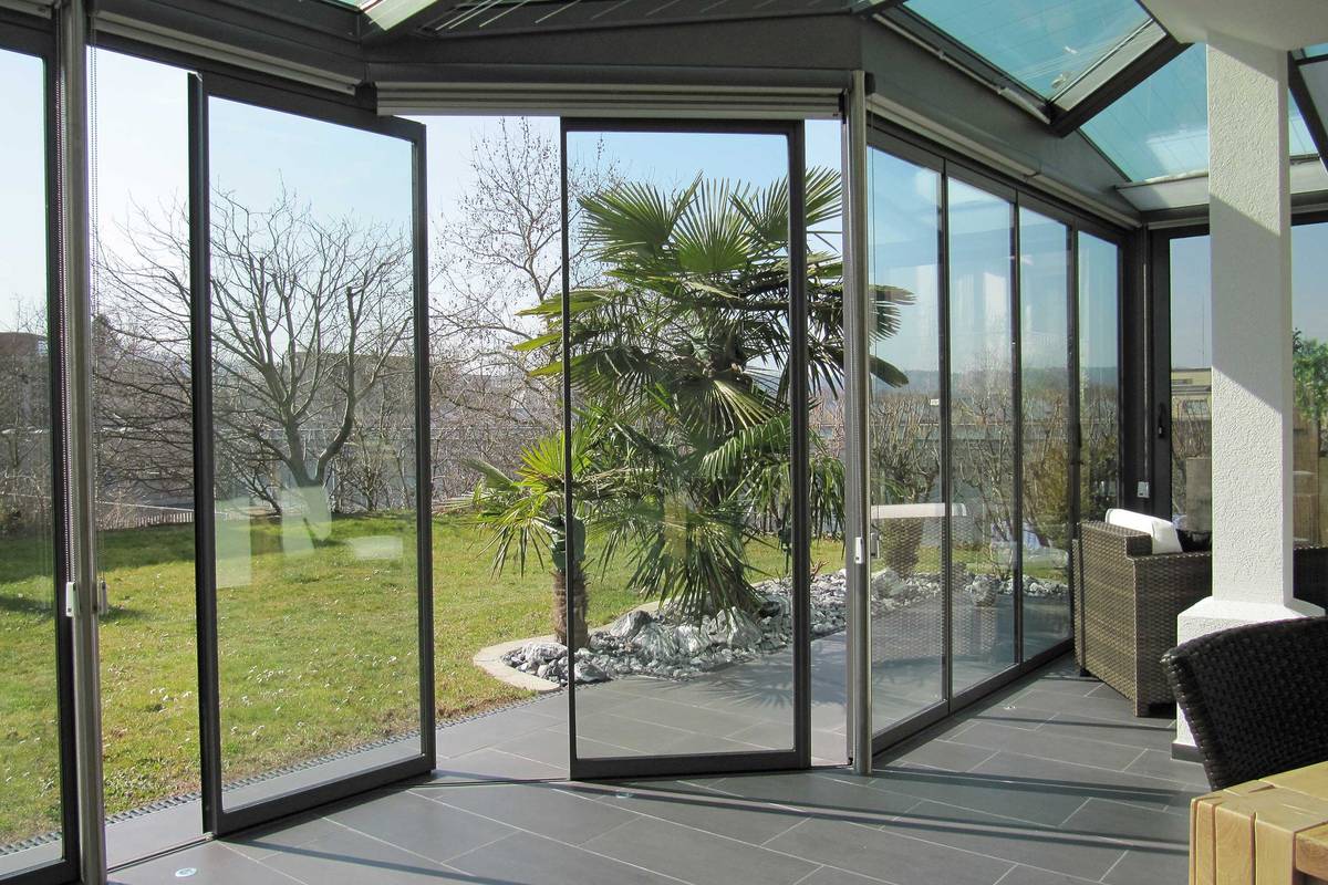 Das Schiebe-Drehsystem «Nucovista» wird hängend montiert. Das macht es barrierefrei und über Eck verschiebbar. Mobile Glas.