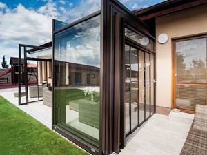 Streng und geradlinig passt sich die Terrassenüberdachung «Corso Ultima» der modernen Architektur an. Alukov.