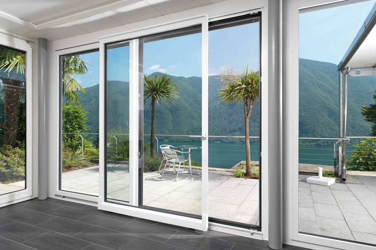 Die Parallel-Schiebetür «PS1» wird mit durchdachter Technik kinderleicht geöffnet und geschlossen. Renovationstauglich, 4b.