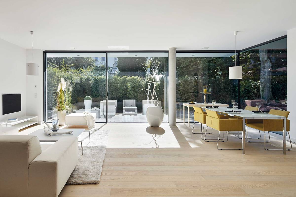 Die für den Wärmedämmwert entscheidenden Profile bestehen durchlaufend aus Verbundwerkstoff und punkten durch hohe thermische Isolierfähigkeit, hohe Festigkeit bei niedrigem Gewicht, lange Haltbarkeit und geringe Emissionen. Soreg.