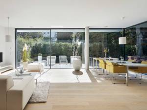 Die für den Wärmedämmwert entscheidenden Profile bestehen durchlaufend aus Verbundwerkstoff und punkten durch hohe thermische Isolierfähigkeit, hohe Festigkeit bei niedrigem Gewicht, lange Haltbarkeit und geringe Emissionen. Soreg.