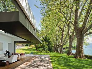 Per Knopfdruck verschwinden die «Swiss Descending Windows» geräuschlos im Boden und die Aussenwelt fliesst ins Haus. Hirt.