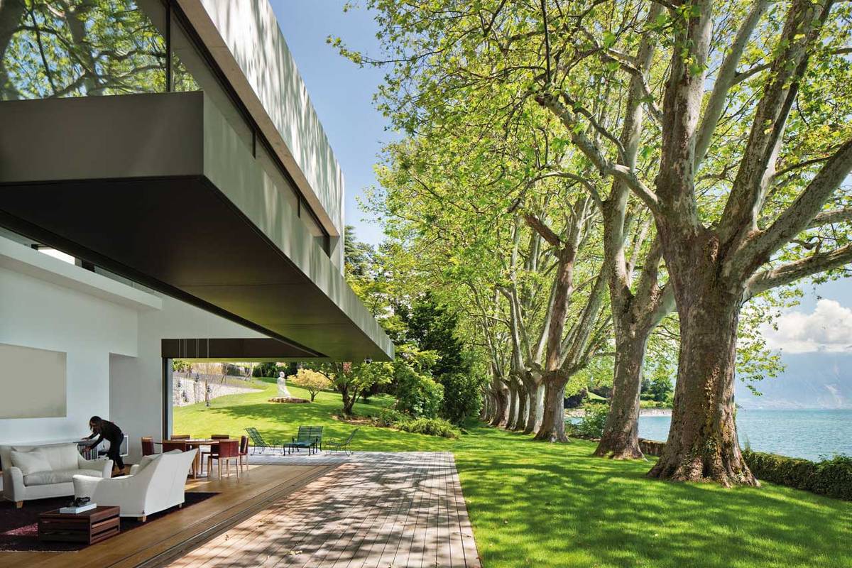 Per Knopfdruck verschwinden die «Swiss Descending Windows» geräuschlos im Boden und die Aussenwelt fliesst ins Haus. Hirt.