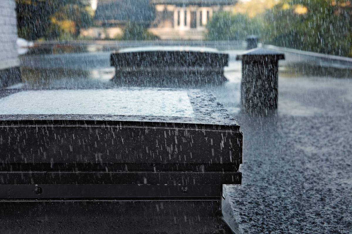 Das neue Bogenglas-Flachdachfenster lässt dank gleichmässiger Biegung Wasser besser ablaufen und maximiert den Lichteinfall. Velux.