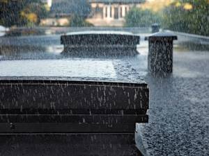 Das neue Bogenglas-Flachdachfenster lässt dank gleichmässiger Biegung Wasser besser ablaufen und maximiert den Lichteinfall. Velux.