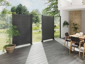 Die Zaunelemente aus Glas lassen sich problemlos mit blickdichten Elementen kombinieren. Tomwood.