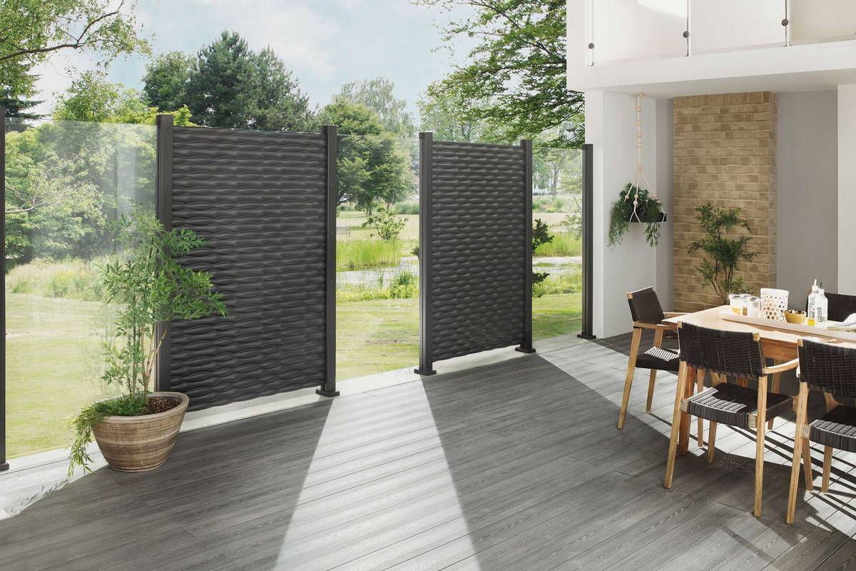 Die Zaunelemente aus Glas lassen sich problemlos mit blickdichten Elementen kombinieren. Tomwood.