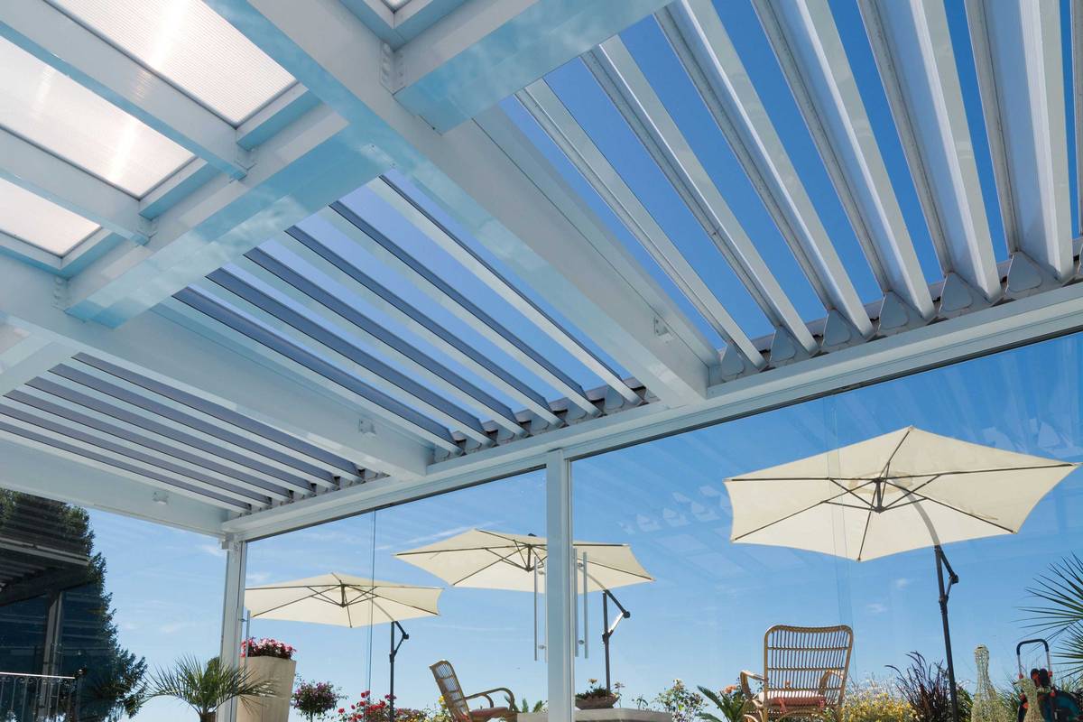 Die Terrassenüberdachung von «Fledmex» schützt mit Lamellen aus Aluminium, satiniertem Acryl- oder Klarglas. Allwetterdach Esco.