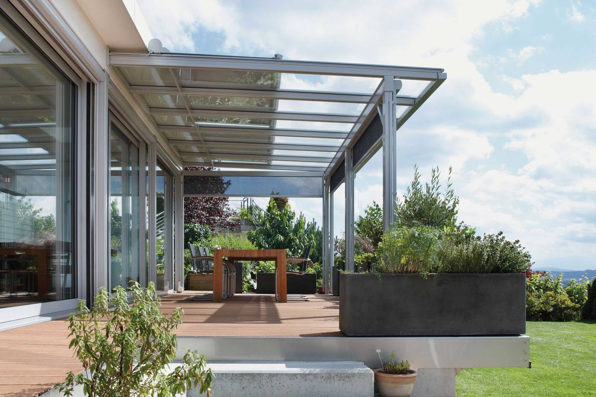 Dank der verglasten Sitzplatzüberdachung fällt der Grillabend auch bei Regen nicht ins Wasser. Movitec.