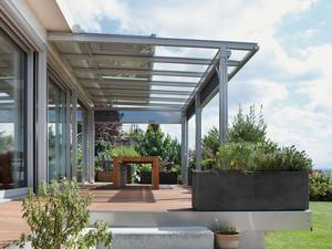 Dank der verglasten Sitzplatzüberdachung fällt der Grillabend auch bei Regen nicht ins Wasser. Movitec.