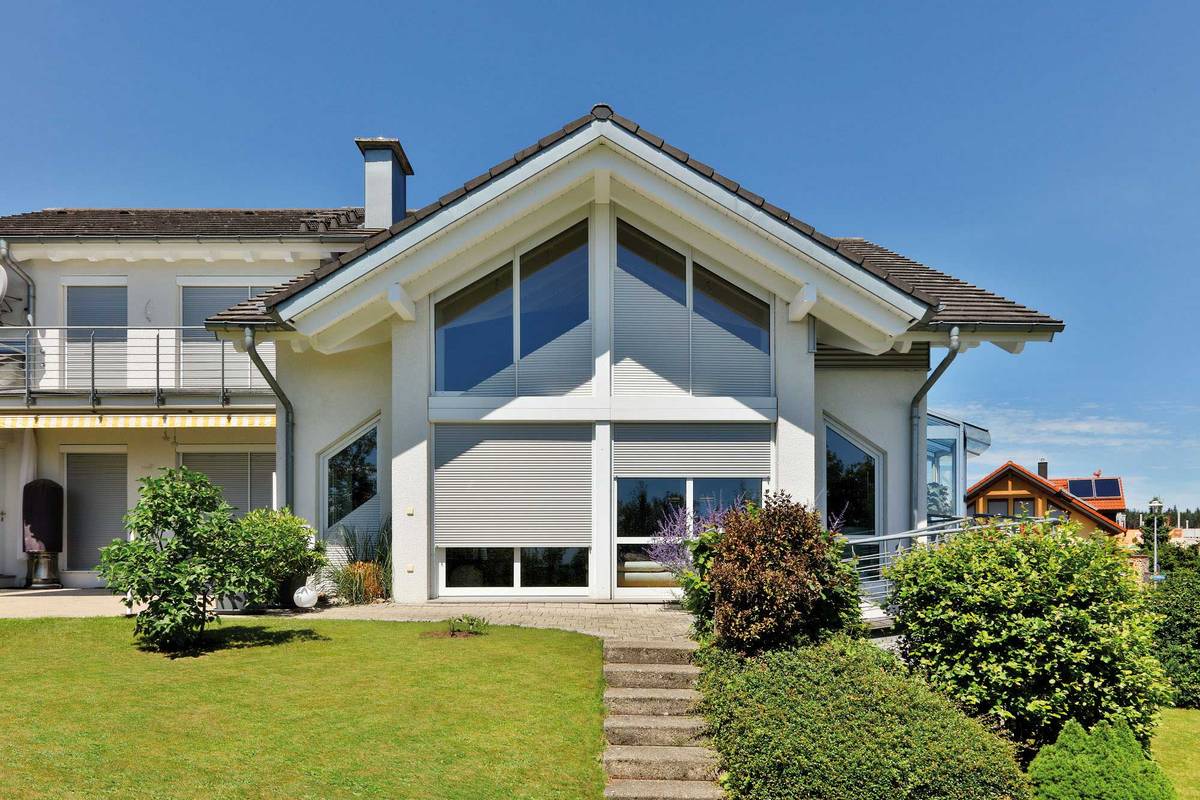 Spitz, schräg, halbrund, rund oder gerade? Die Storen mit robusten Aluminiumprofilen passen sich jeder Fensterform an. Schanz.